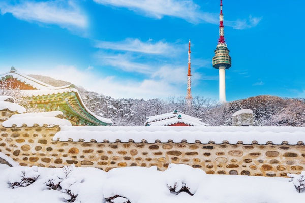 Tháp N Seoul (Namsan Tower) trên núi Namsan – điểm ngắm cảnh toàn thành phố Seoul và địa điểm check-in nổi tiếng